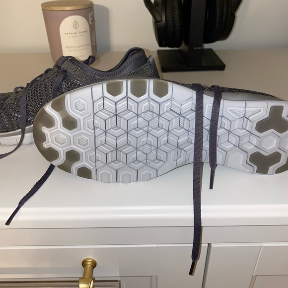 Nike sparkle grey shoes - Picture 2 of 3